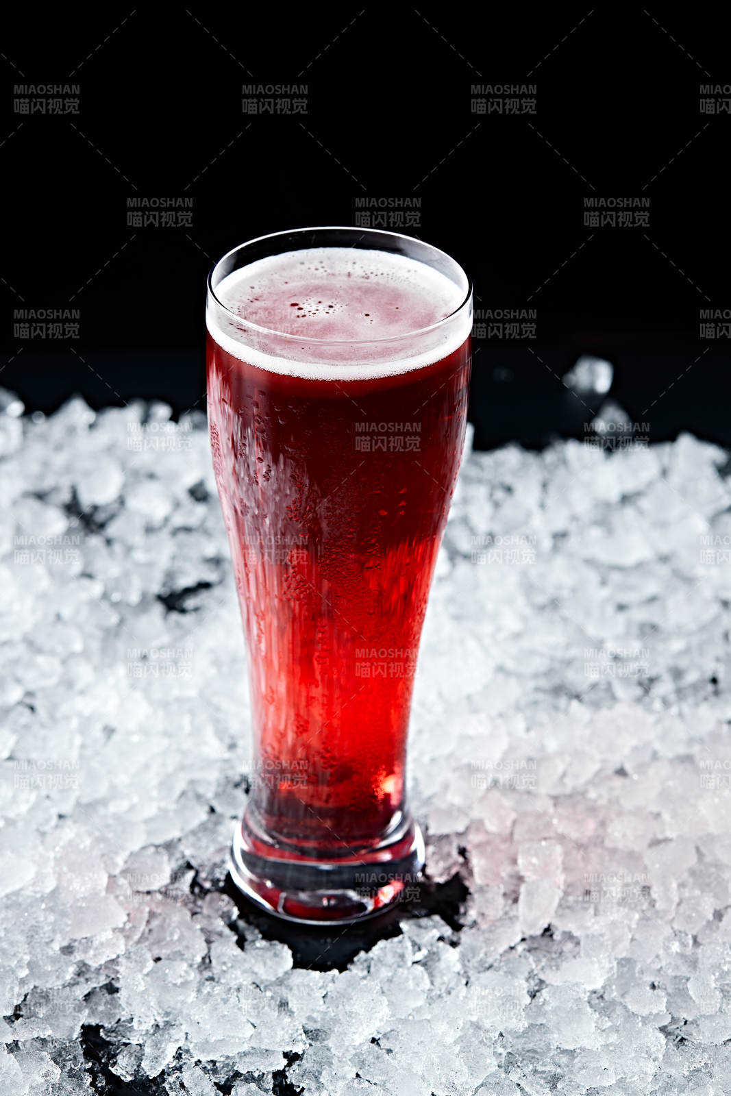 夏日里的冰镇精酿啤酒图片