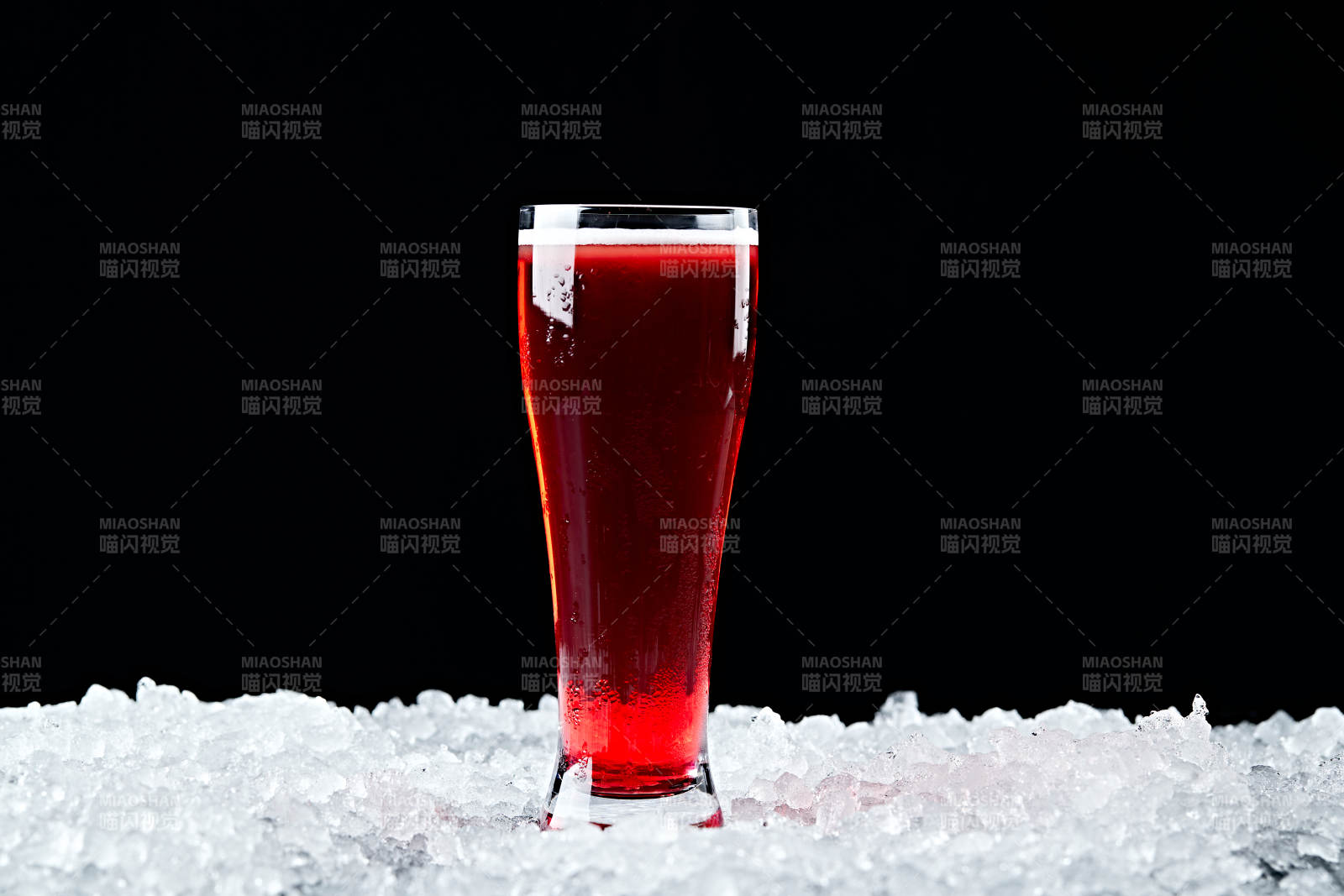 夏日里的冰镇精酿啤酒图片