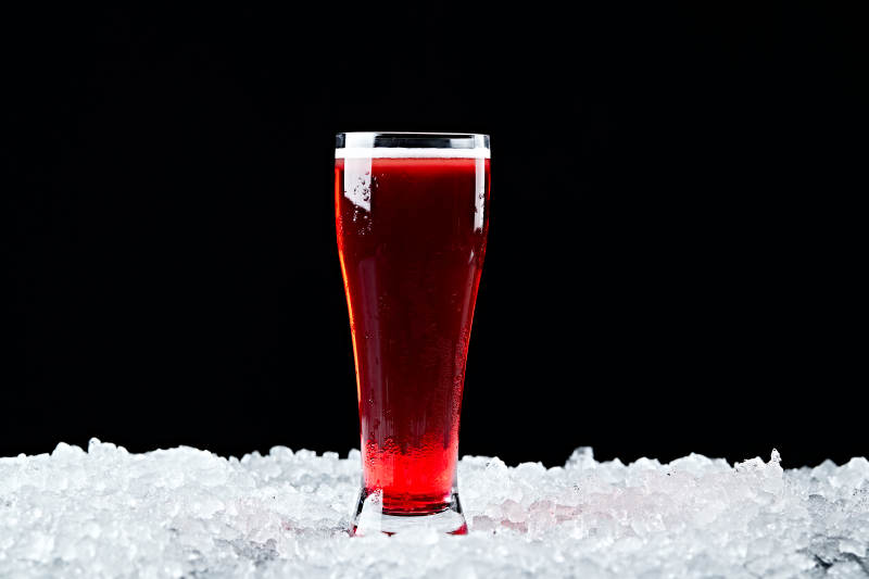 夏日里的冰镇精酿啤酒图片