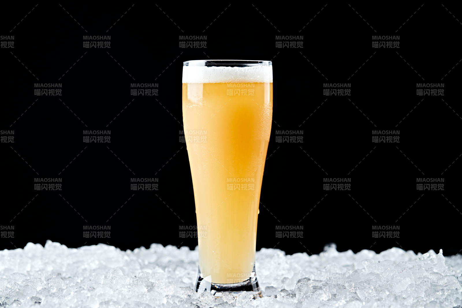 夏日里的冰镇精酿啤酒图片