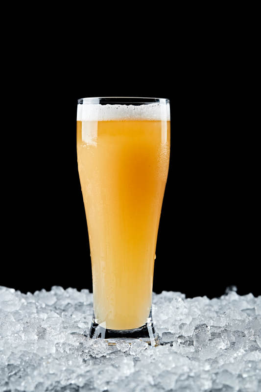 夏日里的冰镇精酿啤酒图片