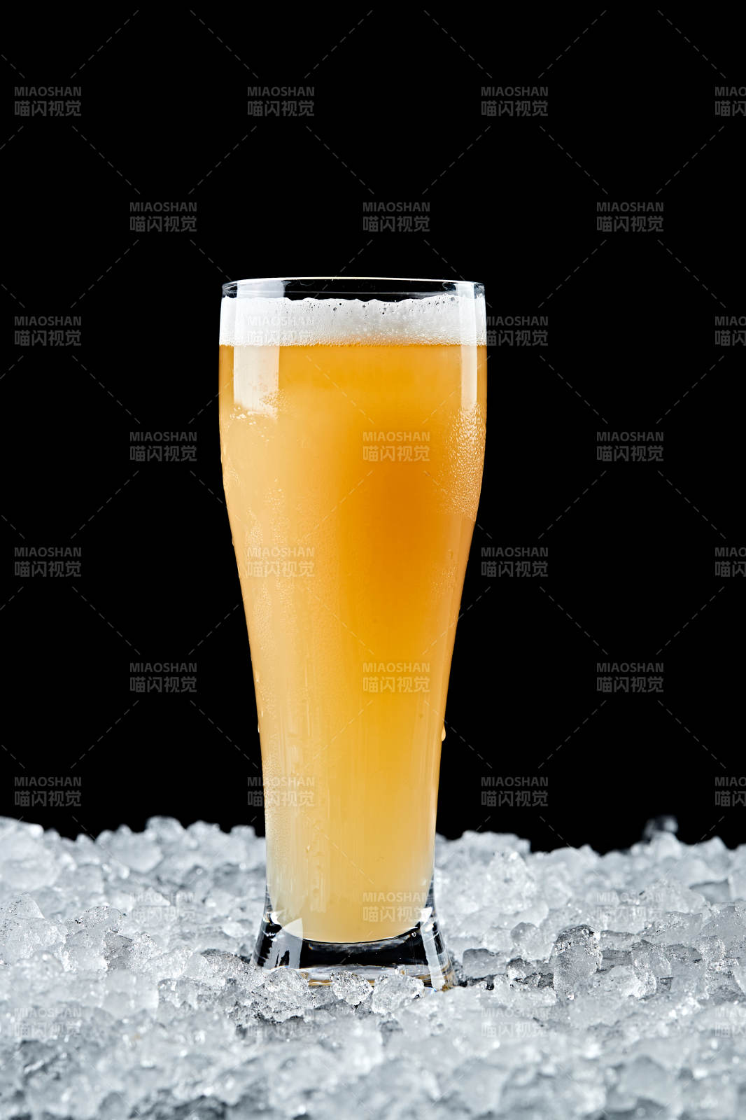 夏日里的冰镇精酿啤酒图片