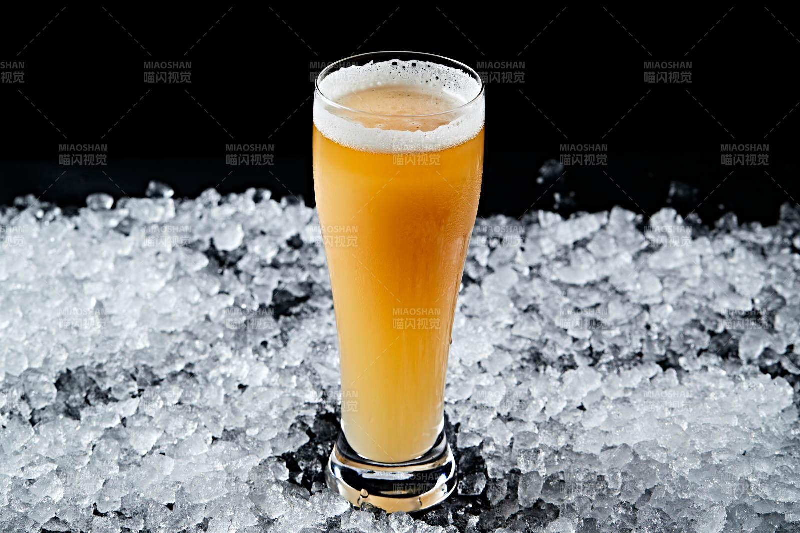 夏日里的冰镇精酿啤酒图片