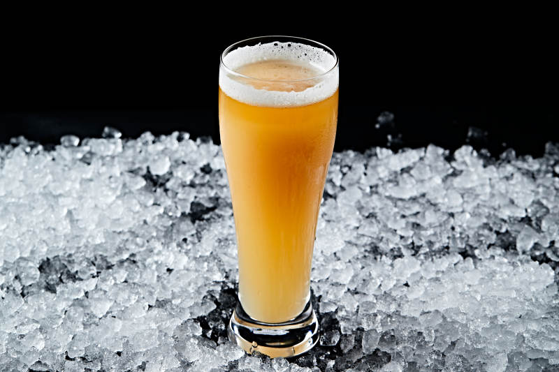 夏日里的冰镇精酿啤酒图片
