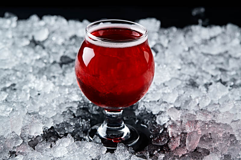 夏日里的冰镇精酿啤酒图片