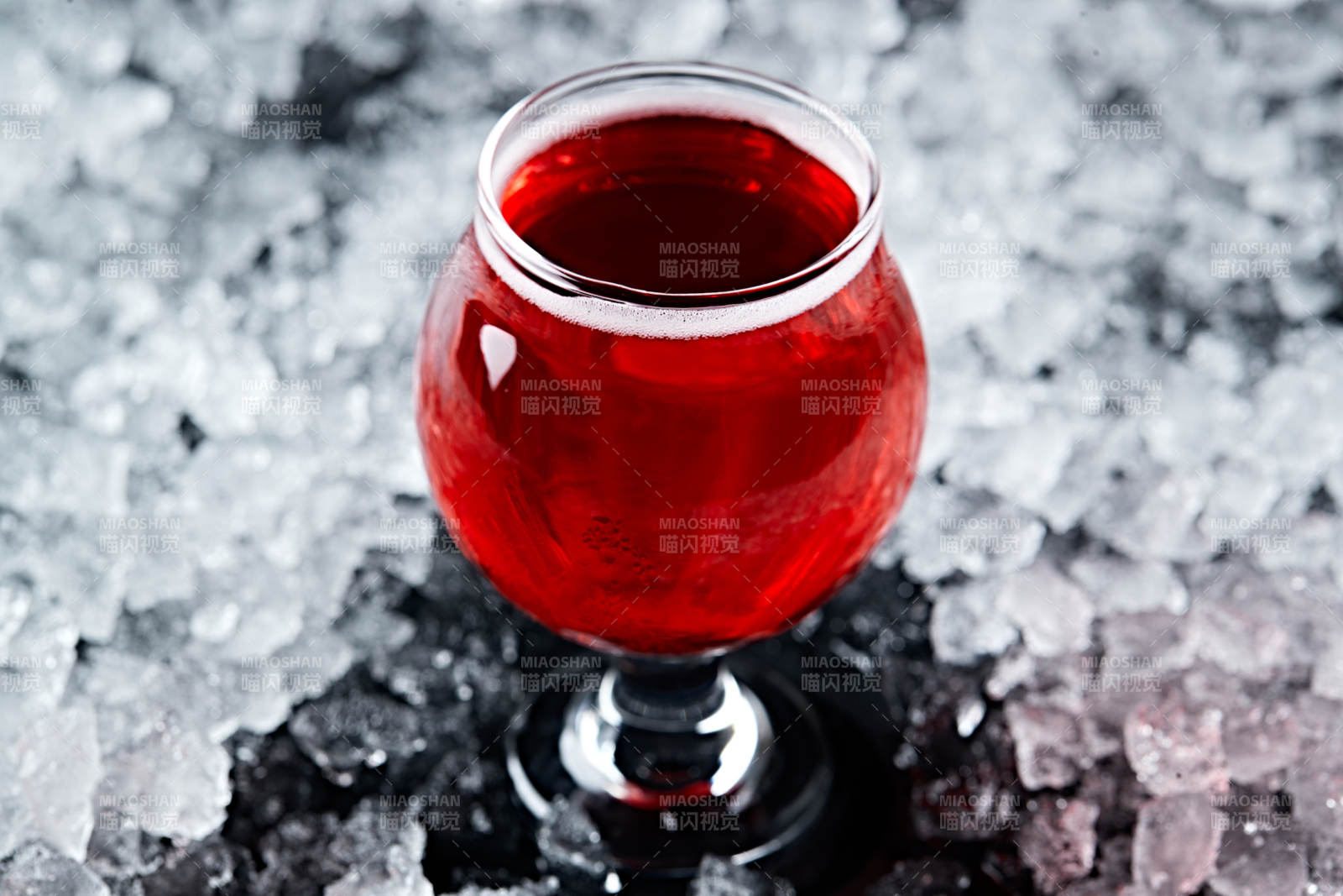 夏日里的冰镇精酿啤酒图片