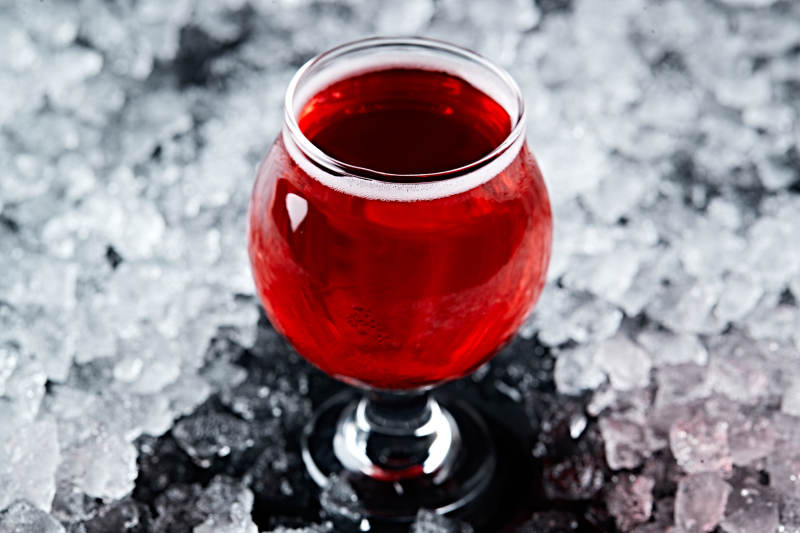 夏日里的冰镇精酿啤酒图片