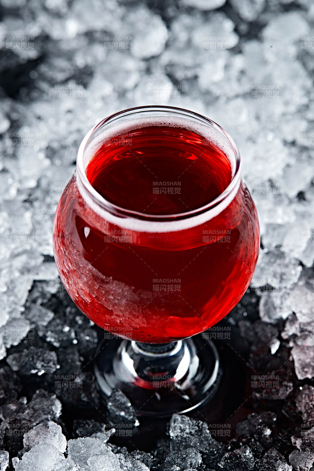 夏日里的冰镇精酿啤酒图片