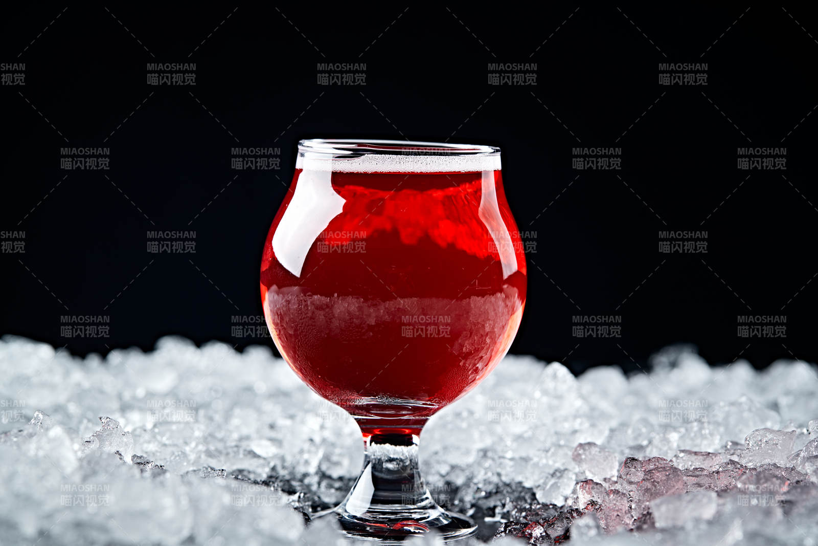 夏日里的冰镇精酿啤酒图片