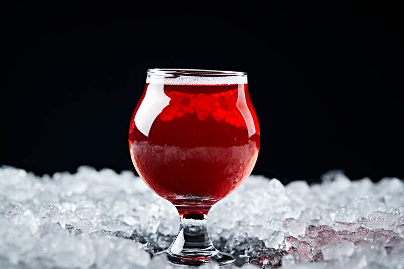 夏日里的冰镇精酿啤酒图片