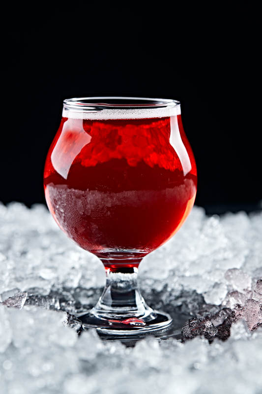 夏日里的冰镇精酿啤酒图片