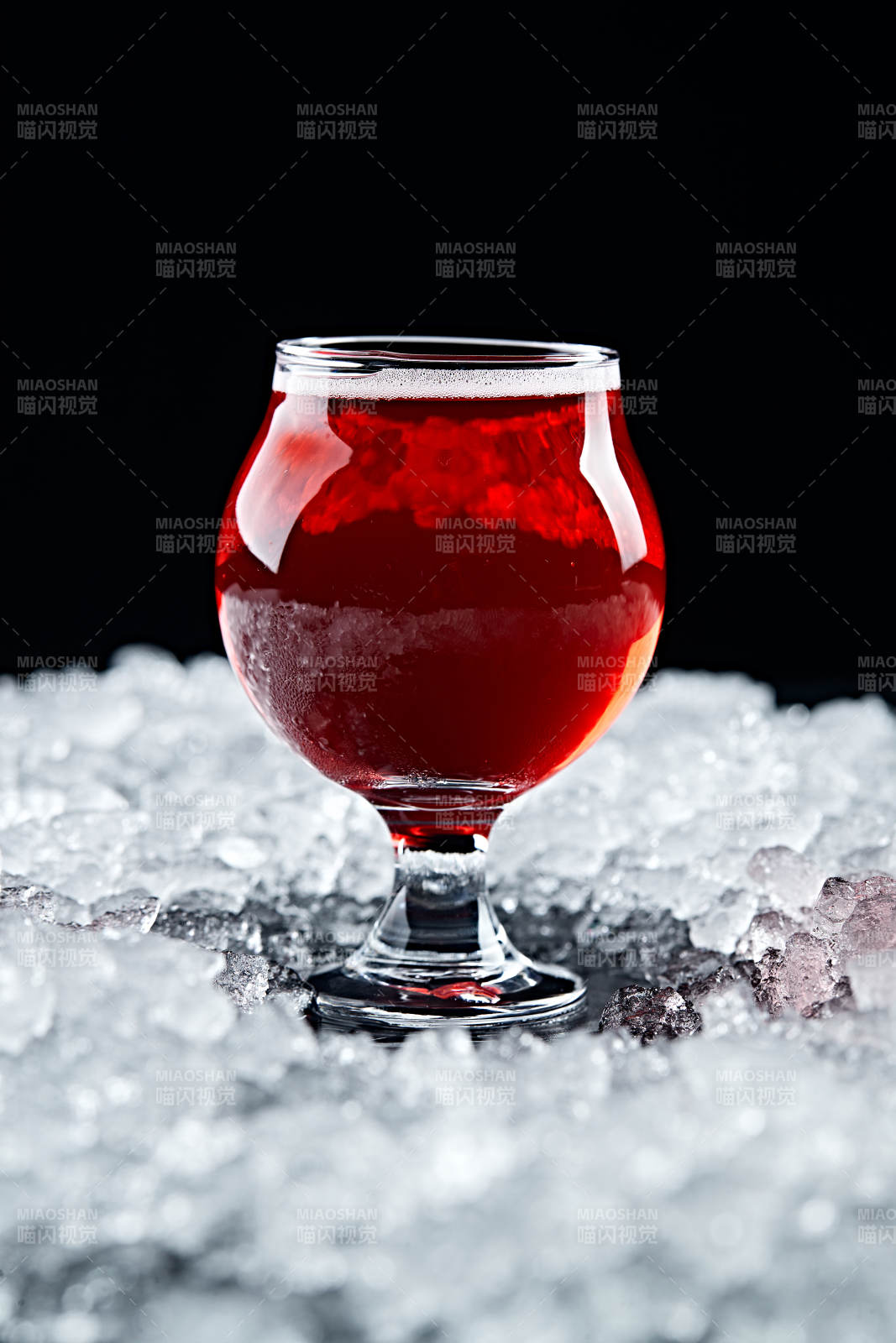 夏日里的冰镇精酿啤酒图片