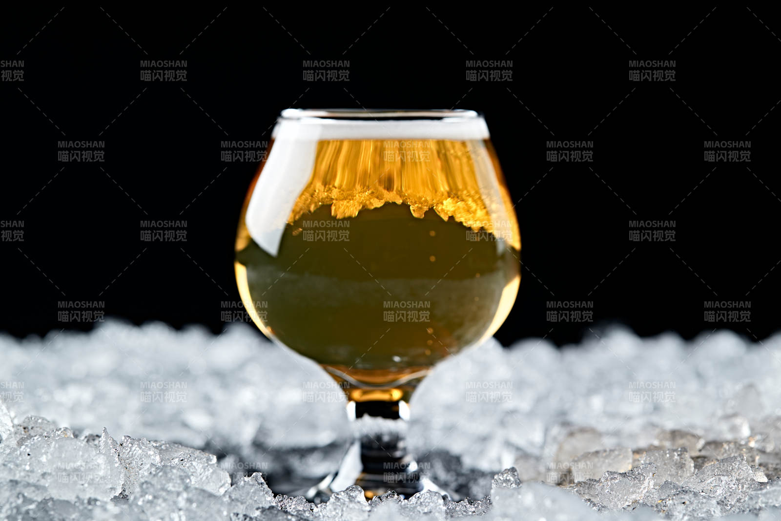 夏日里的冰镇精酿啤酒图片