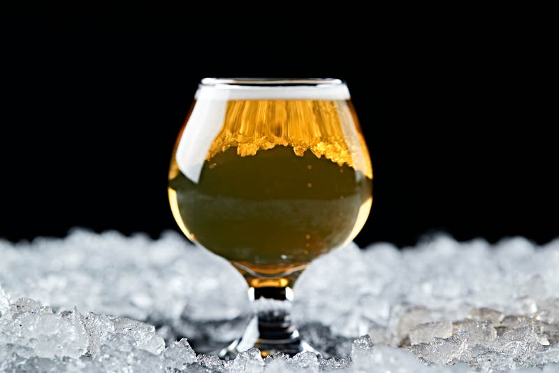 夏日里的冰镇精酿啤酒图片