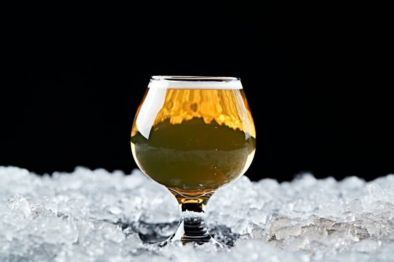 夏日里的冰镇精酿啤酒图片