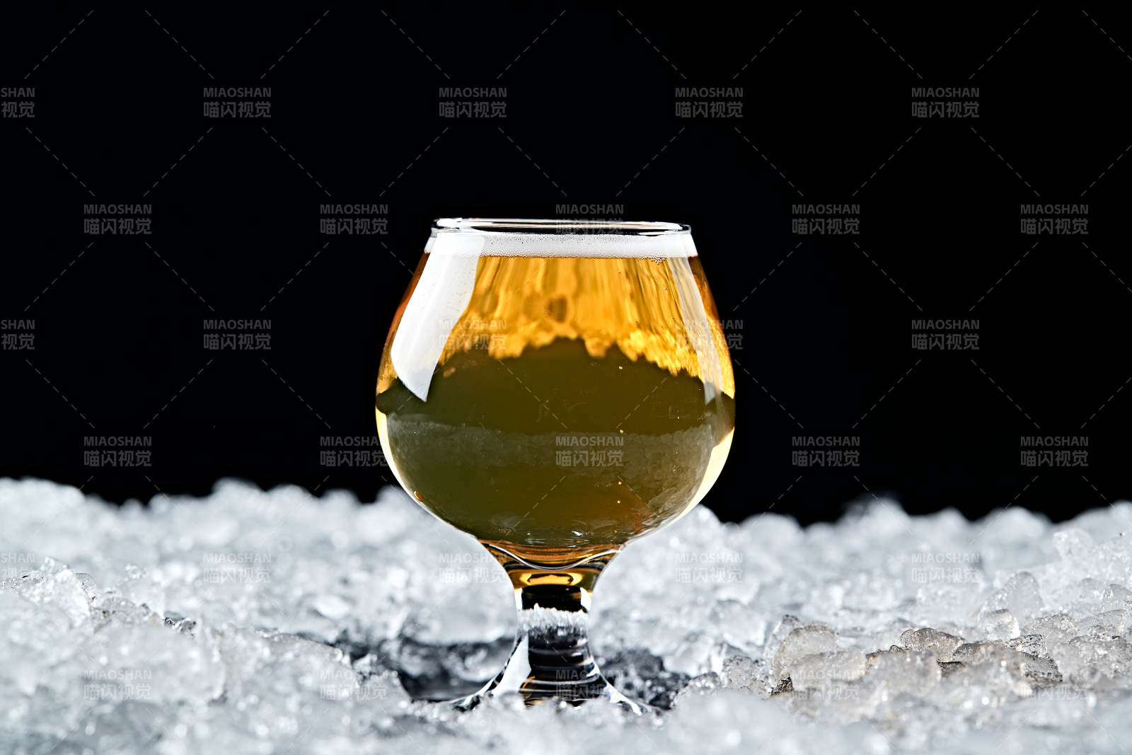 夏日里的冰镇精酿啤酒图片