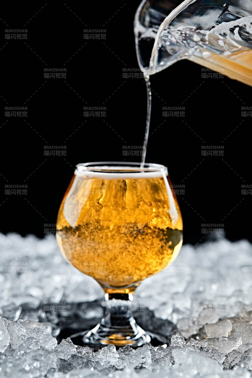 夏日里的冰镇精酿啤酒图片