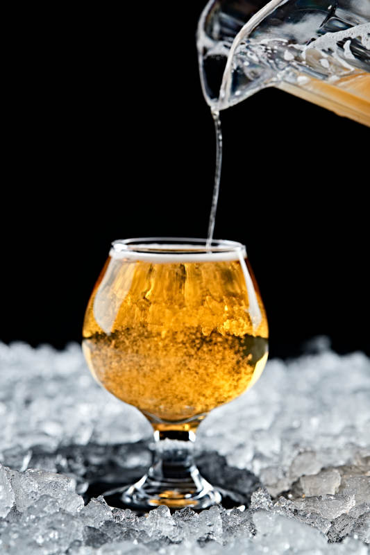 夏日里的冰镇精酿啤酒图片