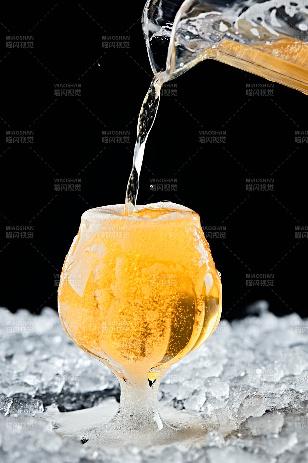 夏日里的冰镇精酿啤酒图片