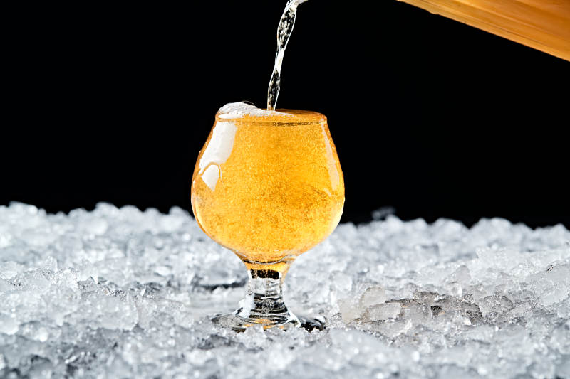 夏日里的冰镇精酿啤酒图片