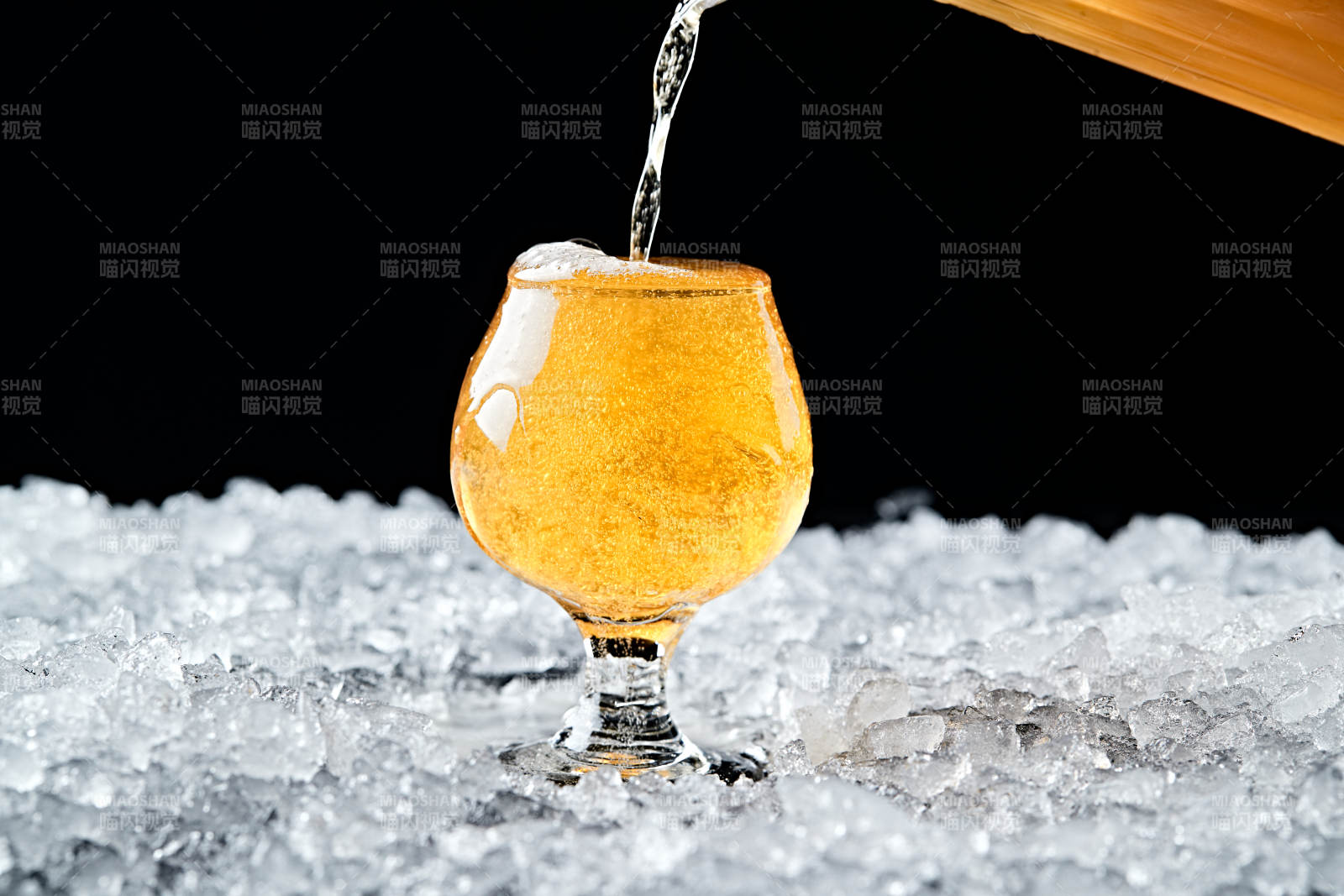 夏日里的冰镇精酿啤酒图片