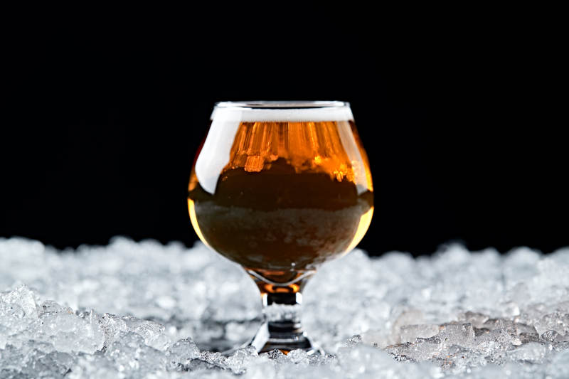 夏日里的冰镇精酿啤酒图片