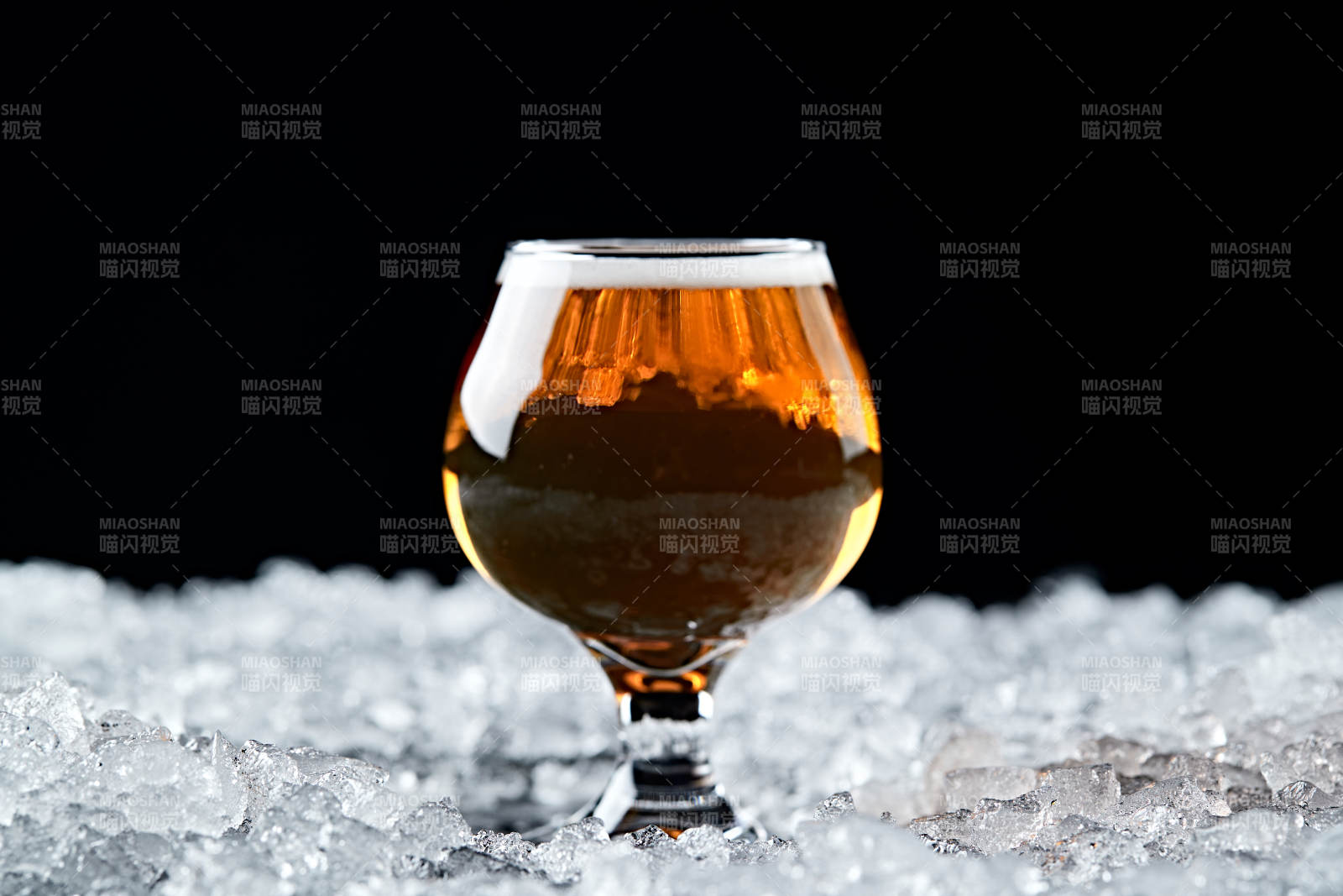 夏日里的冰镇精酿啤酒图片