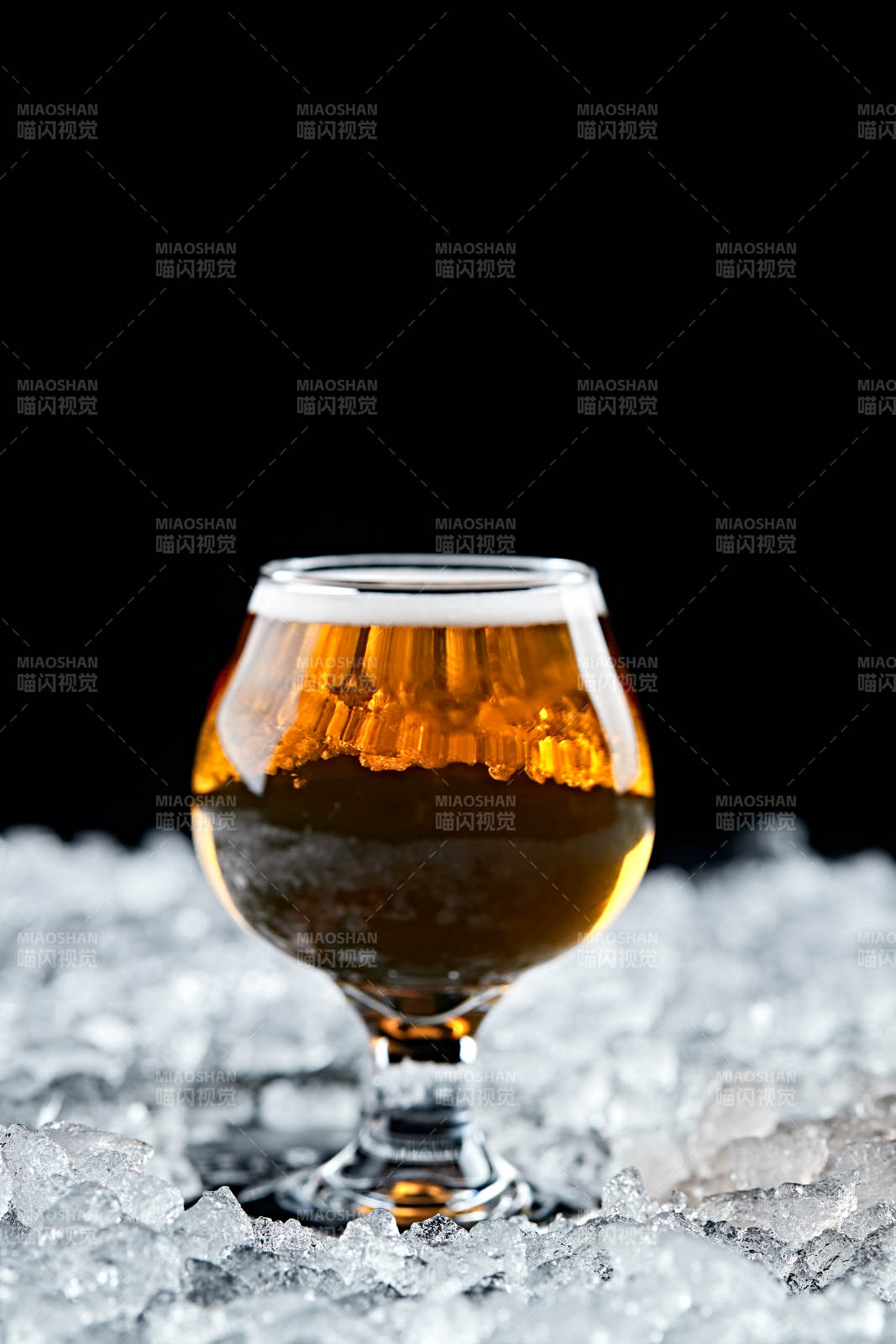 夏日里的冰镇精酿啤酒图片