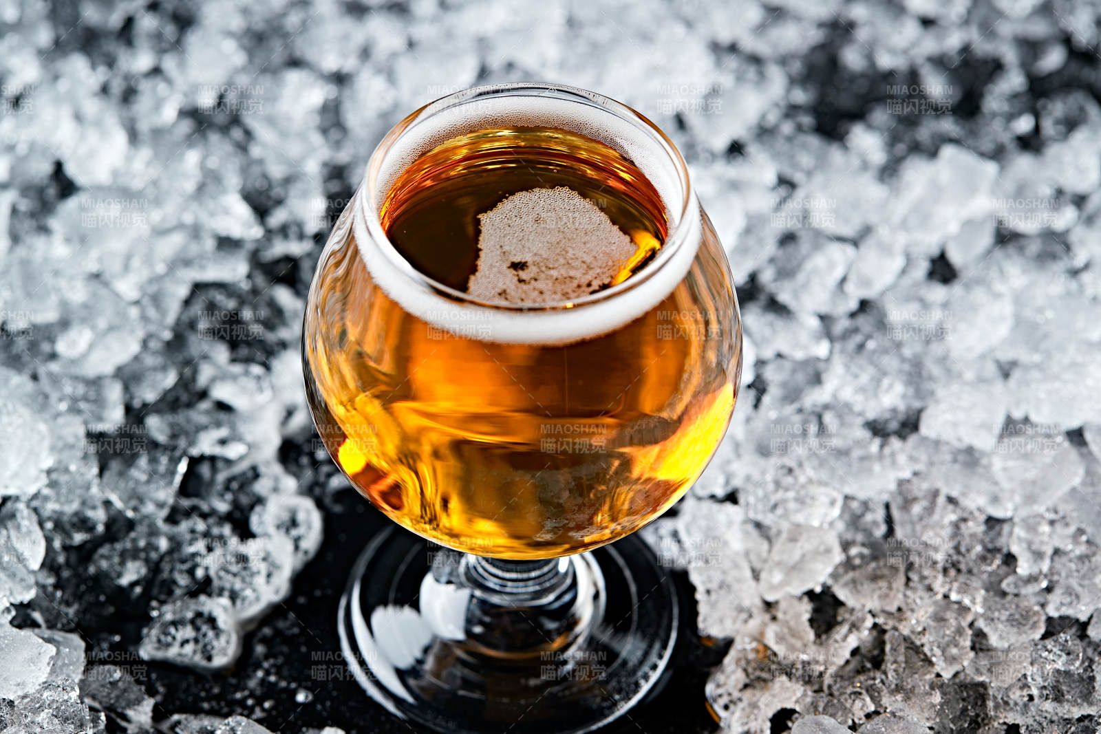 夏日里的冰镇精酿啤酒图片