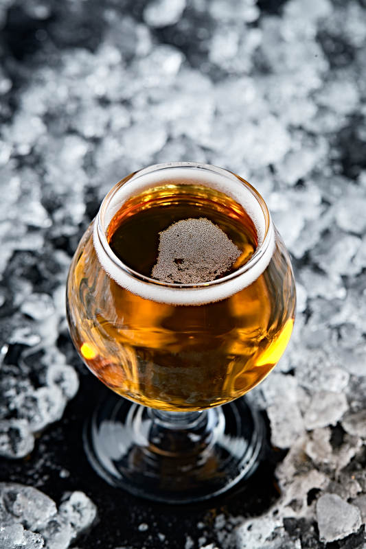 夏日里的冰镇精酿啤酒图片