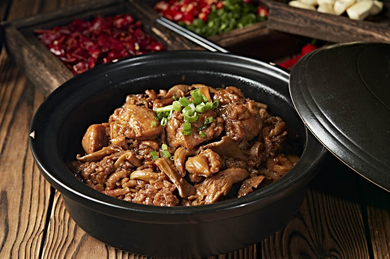 砂锅松蘑烧鸡块图片