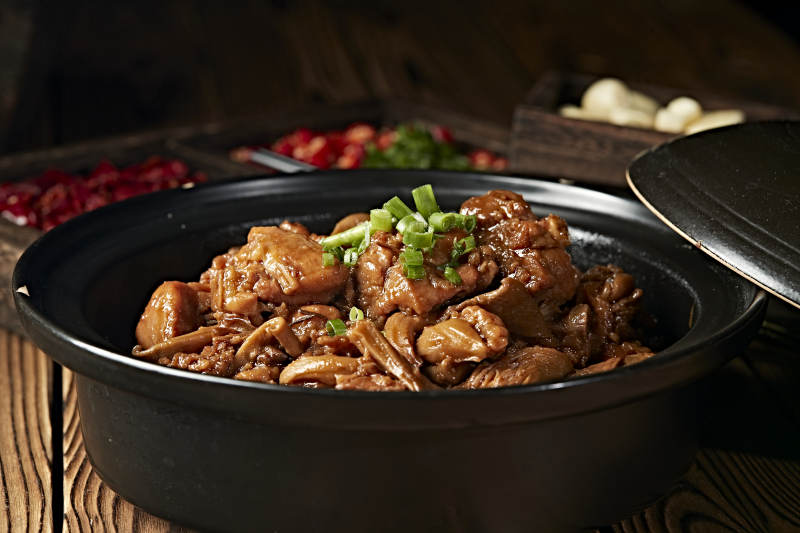 砂锅松蘑烧鸡块图片
