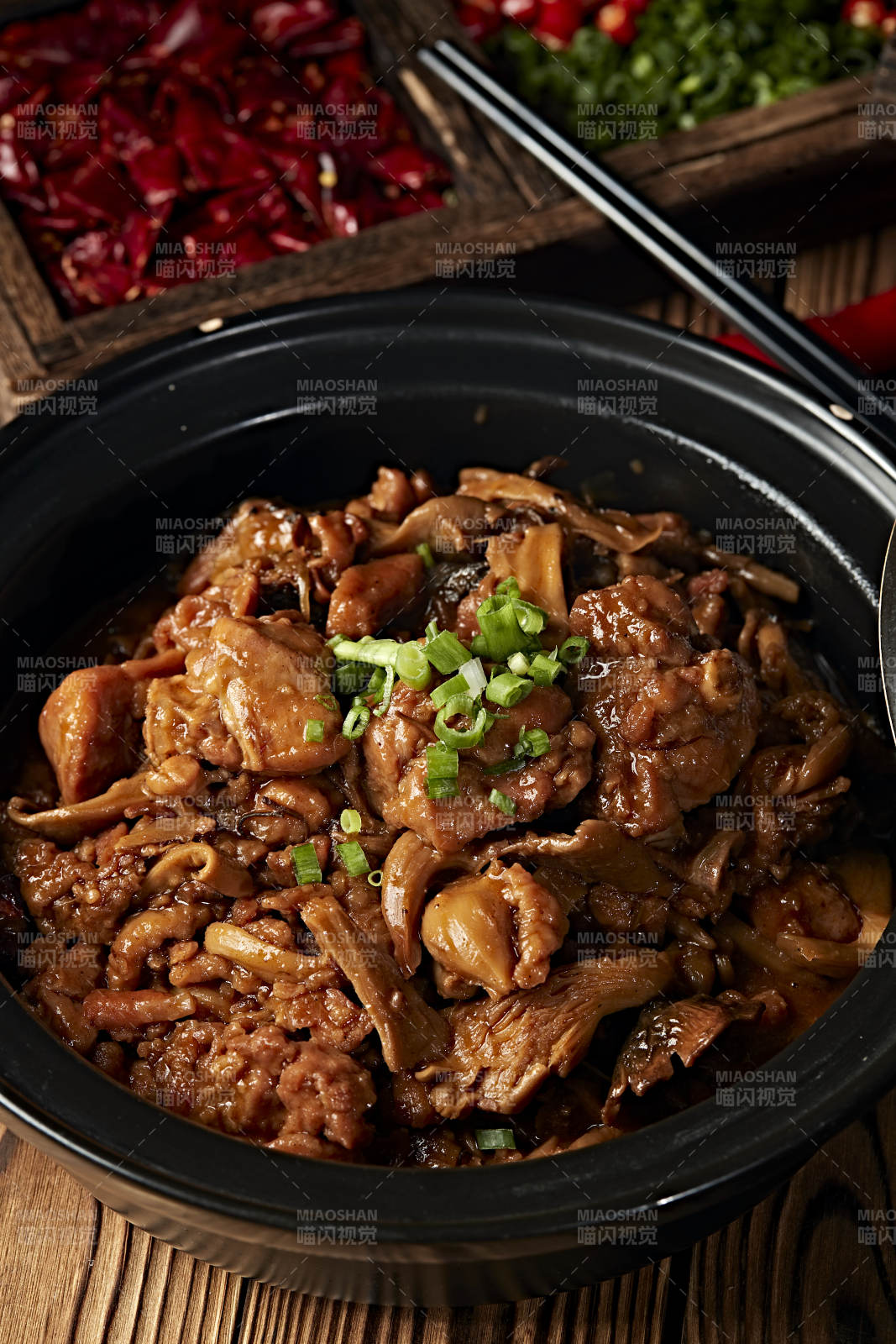 砂锅松蘑烧鸡块图片