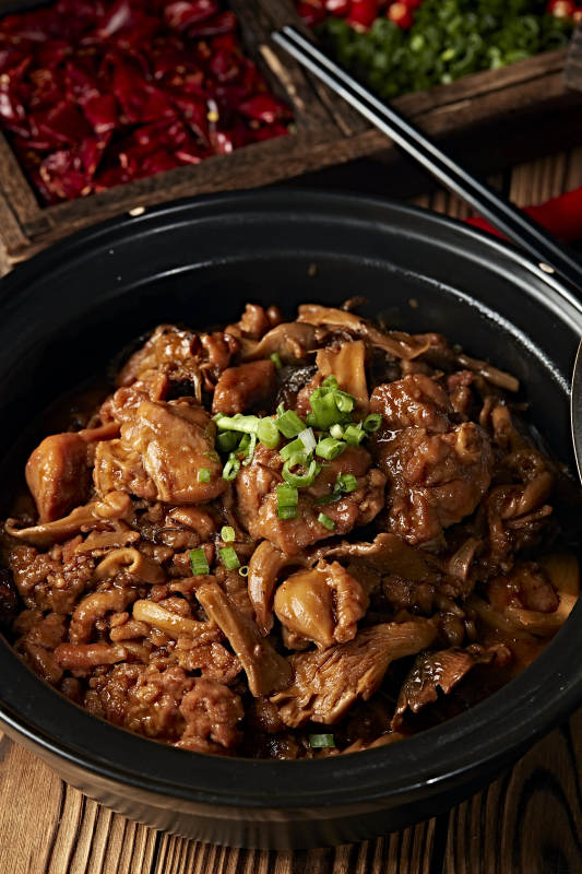 砂锅松蘑烧鸡块图片