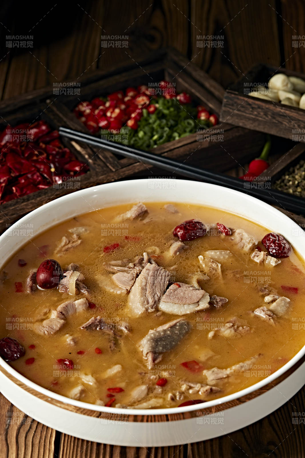 红枣枸杞炖滋补老鸭汤图片