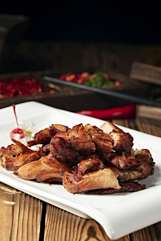 分切香酥炭烤兔图片