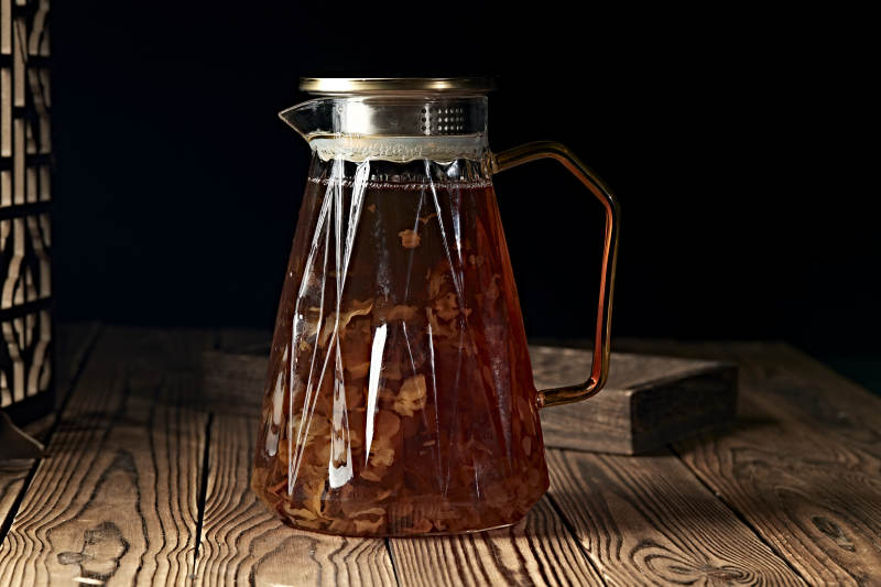 玻璃器皿装的鲜榨果蔬汁图片