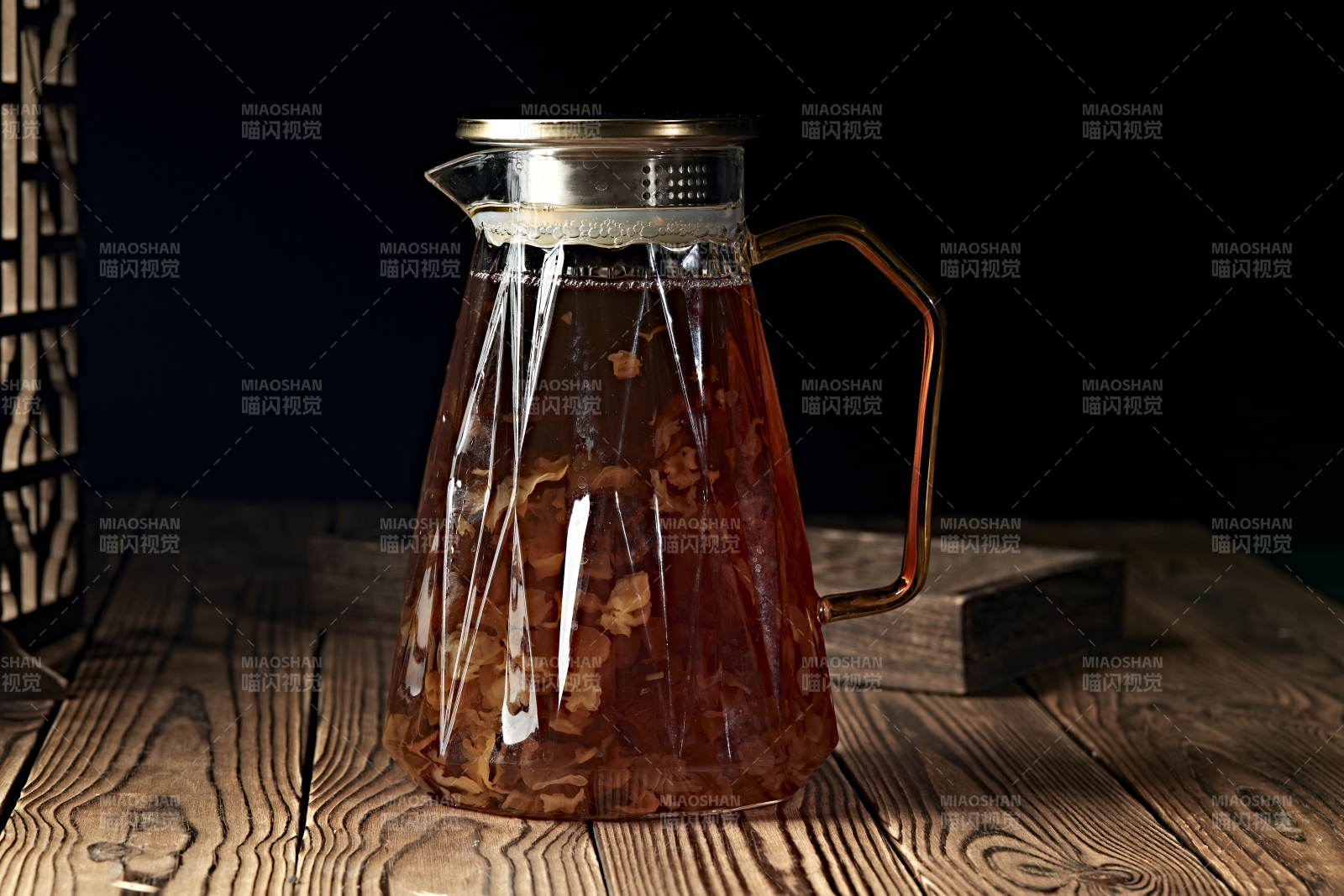 玻璃器皿装的鲜榨果蔬汁图片