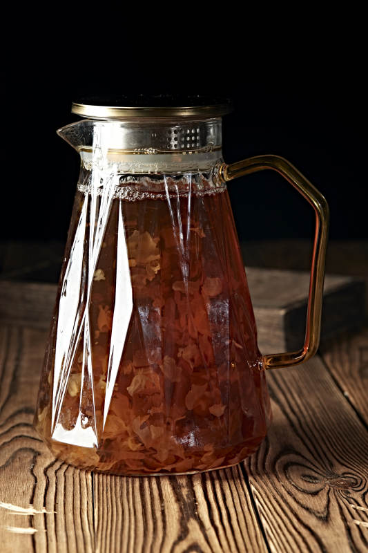 玻璃器皿装的鲜榨果蔬汁图片