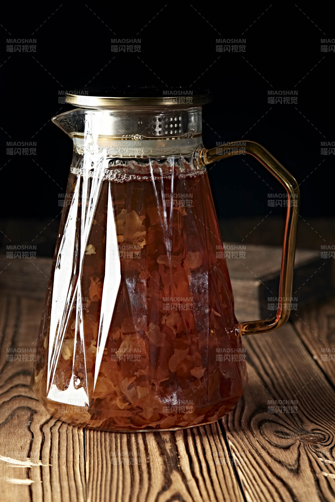 玻璃器皿装的鲜榨果蔬汁图片