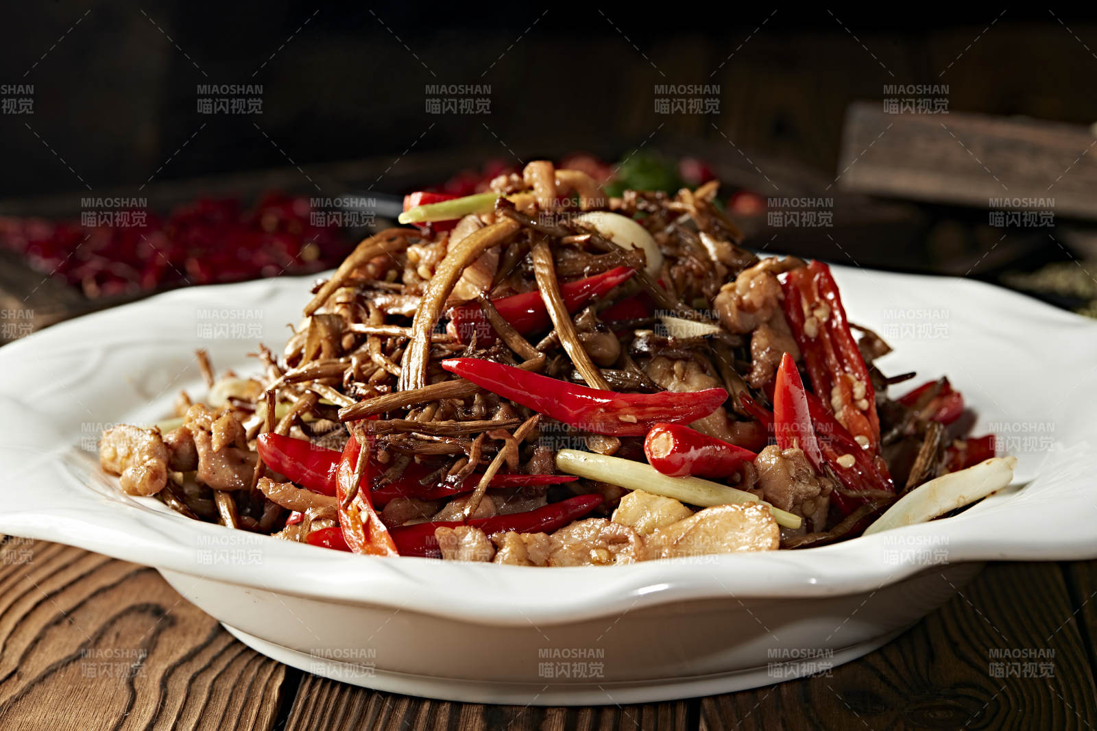 辣椒爆炒茶树菇猪梅肉图片