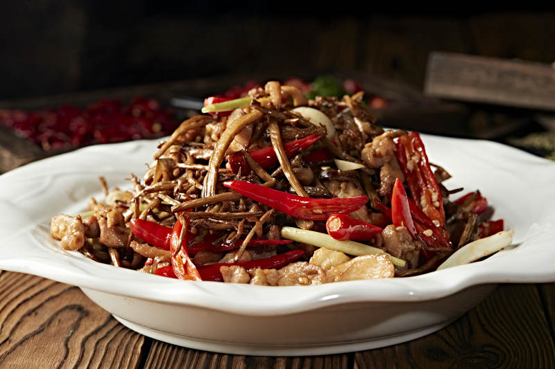 辣椒爆炒茶树菇猪梅肉图片