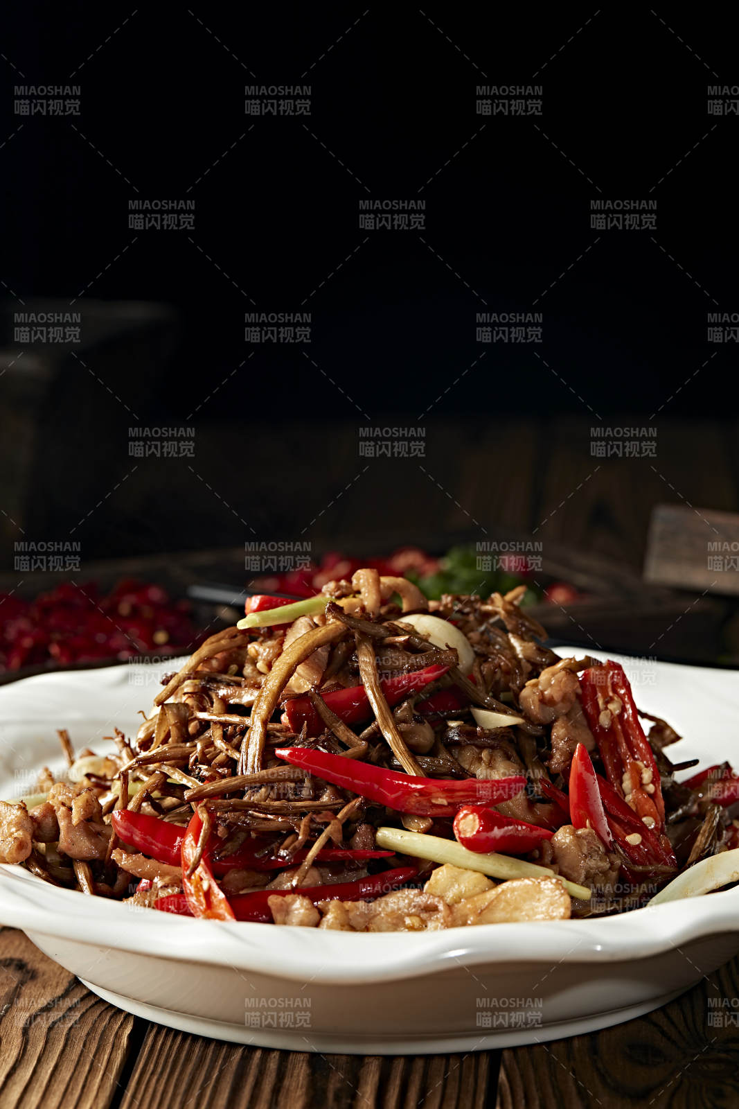 辣椒爆炒茶树菇猪梅肉图片