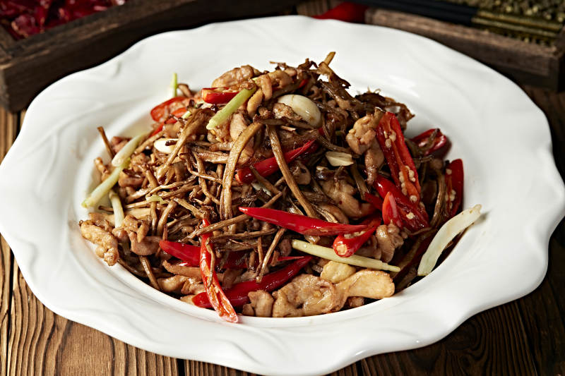 辣椒爆炒茶树菇猪梅肉图片