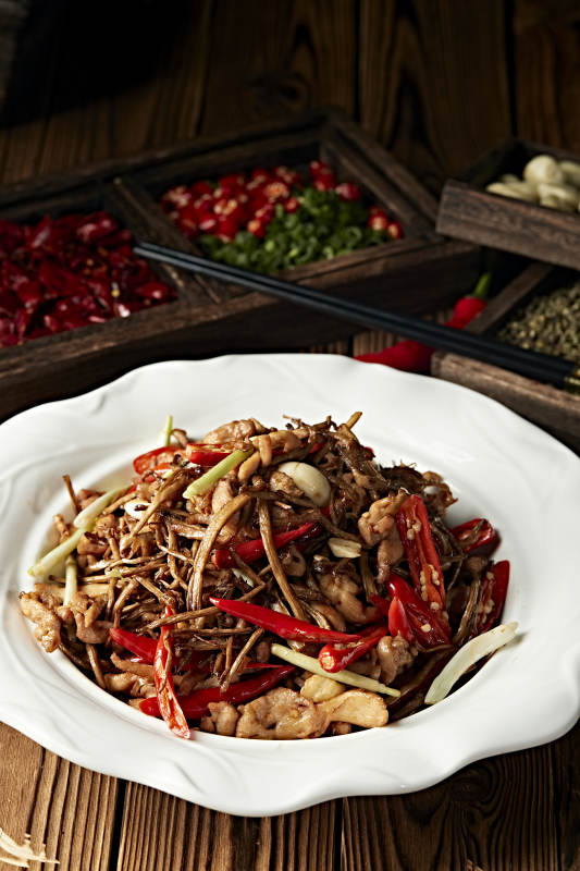 辣椒爆炒茶树菇猪梅肉图片