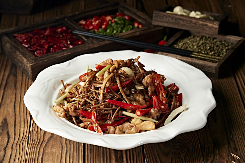 辣椒爆炒茶树菇猪梅肉图片