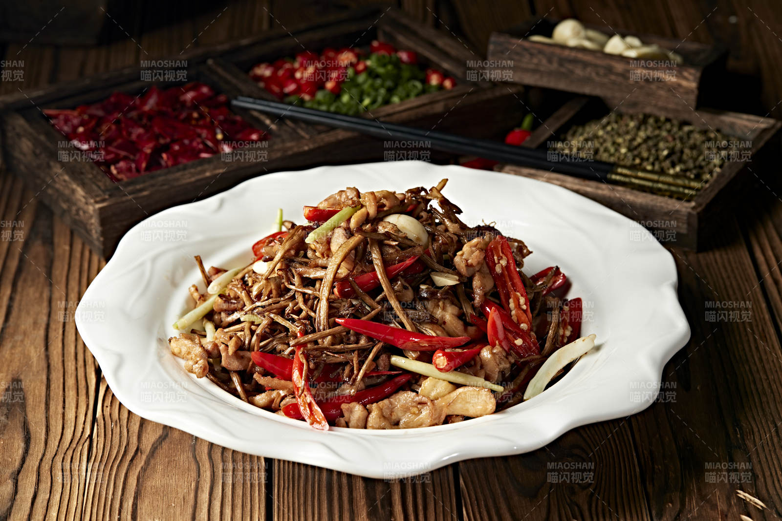 辣椒爆炒茶树菇猪梅肉图片