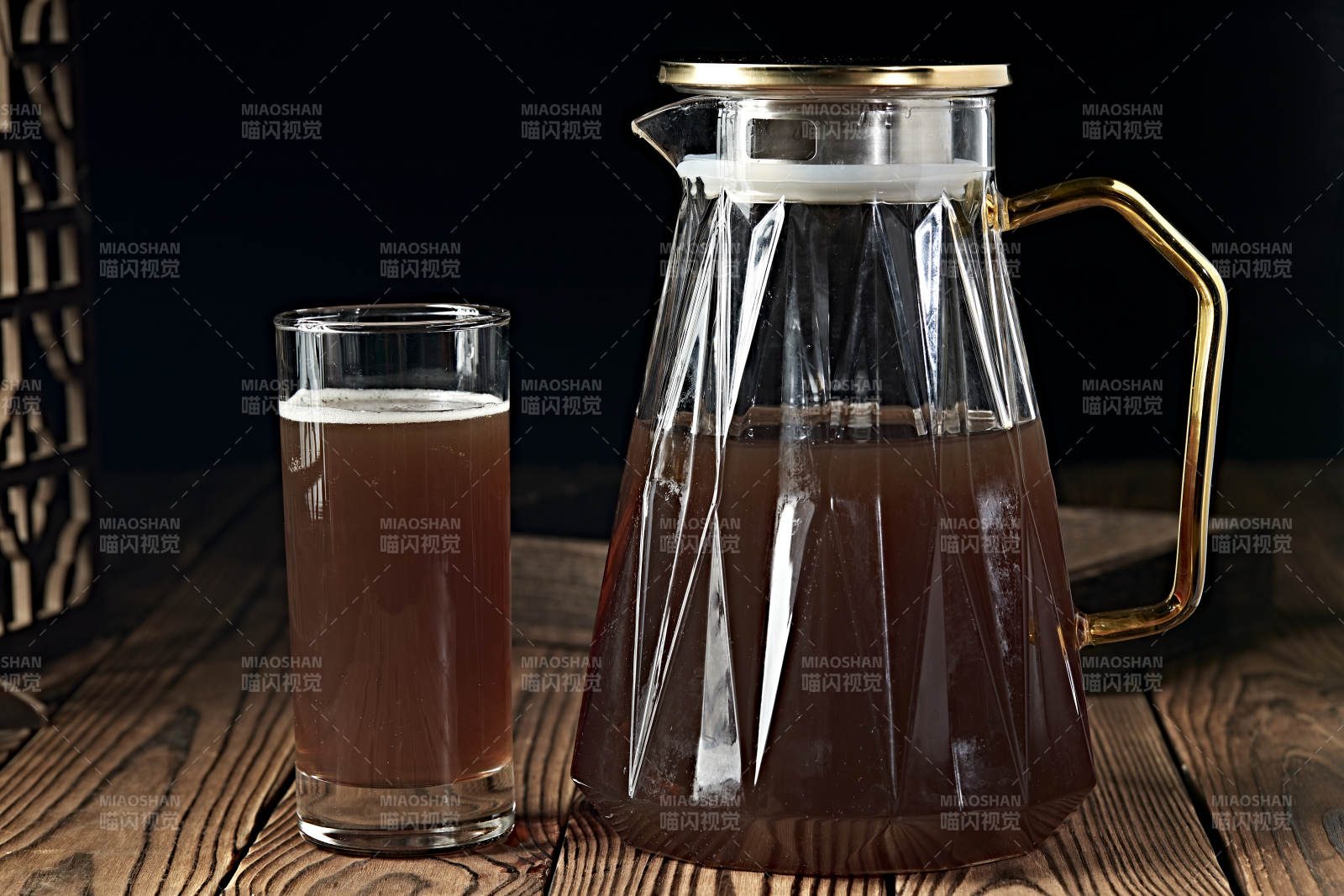 玻璃器皿装的鲜榨果蔬汁图片