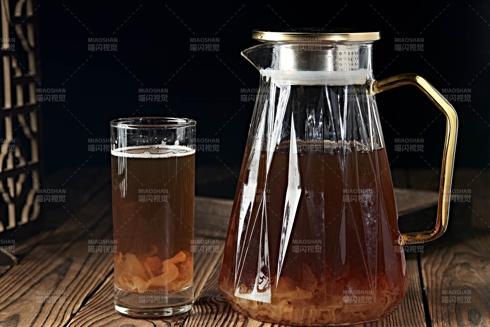 玻璃器皿装的鲜榨果蔬汁图片