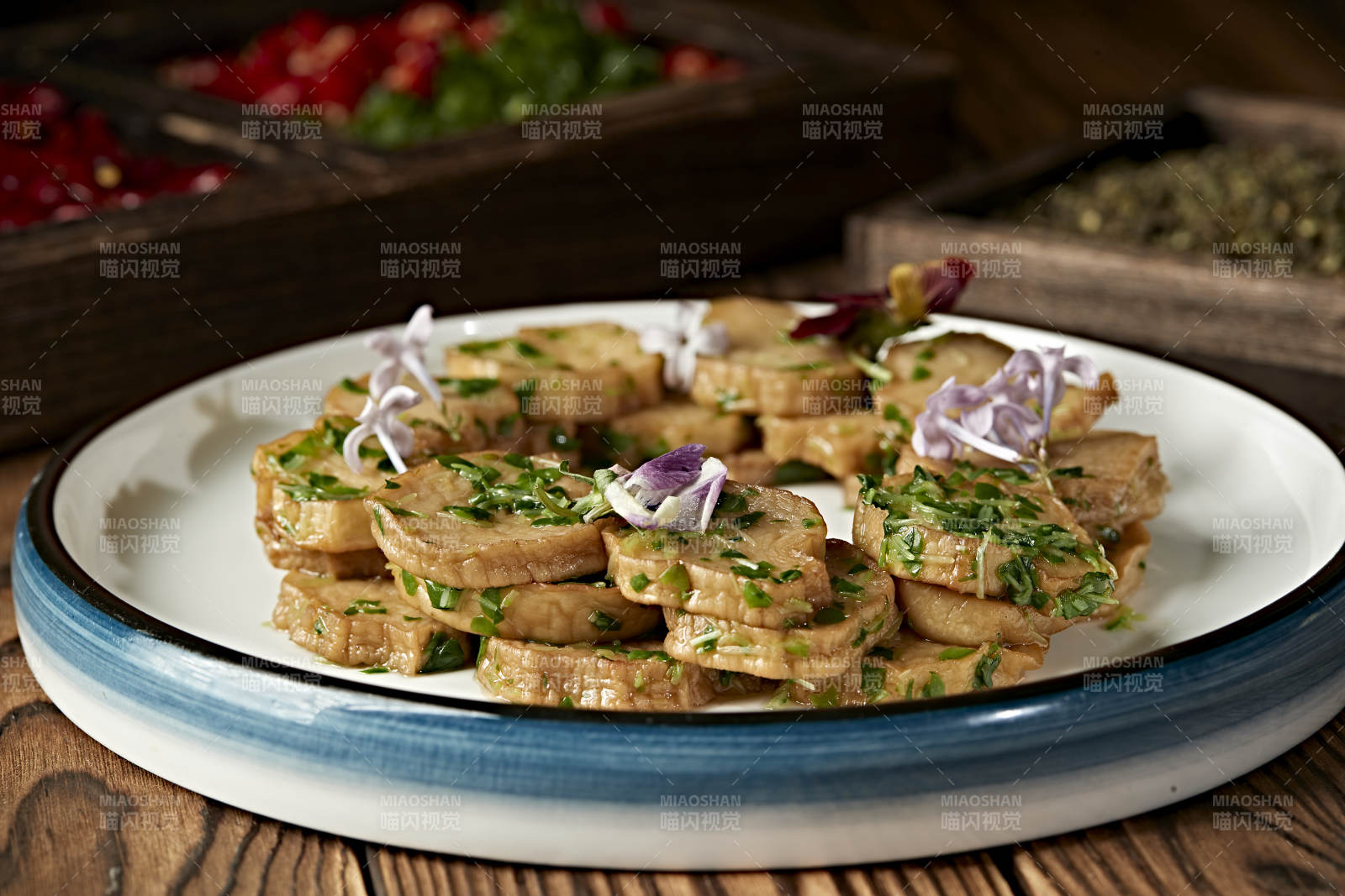 紫苏叶碎凉拌杏鲍菇片图片